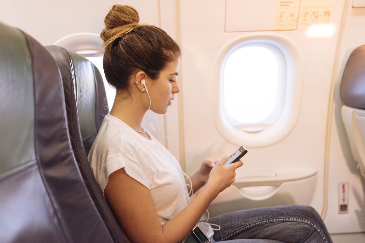 Разрешено ли пользоваться гаджетами в самолете при наличии Wi-Fi